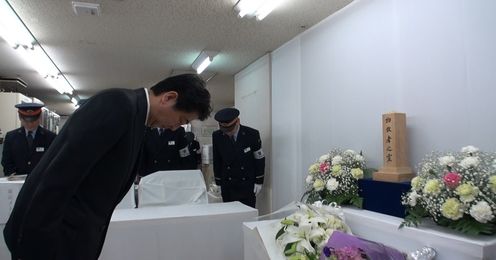 安倍总理前往东京都千代田区的东京地铁霞关站，悼念20年前发生的地铁沙林事件遇难者并献花。