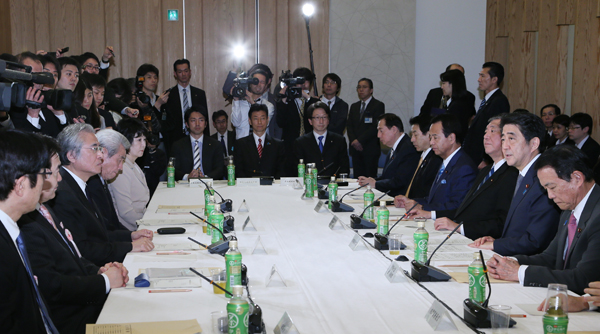 安倍总理在总理大臣官邸召开了第13次国家战略特别区域咨询会议。