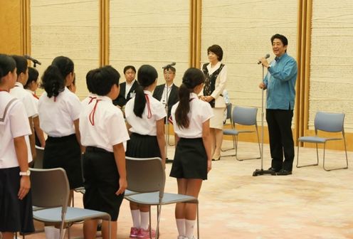 安倍总理在总理大臣官邸接受了第55届冲绳小记者团及第33届函馆小记者团的拜访。