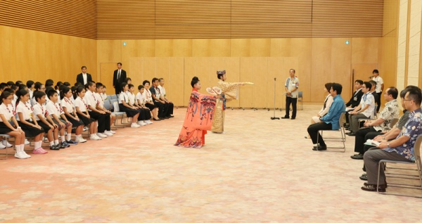 安倍总理在总理大臣官邸接受了第55届冲绳小记者团及第33届函馆小记者团的拜访。