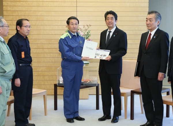 安倍总理在总理大臣官邸接受了鸟取县知事平井伸治等提出的有关鸟取县中部地震的紧急要求。