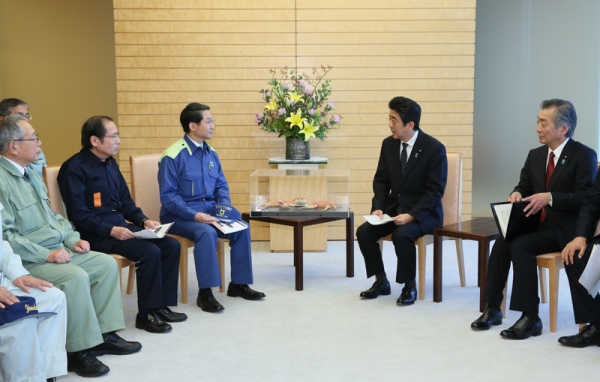 安倍总理在总理大臣官邸接受了鸟取县知事平井伸治等提出的有关鸟取县中部地震的紧急要求。