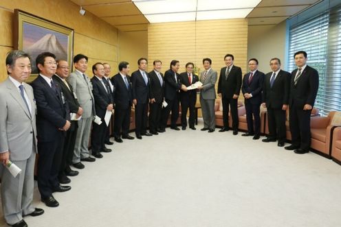 安倍总理在总理大臣官邸接受了爱知县知事大村秀章及名古屋市市长河村隆之等关于“第20届亚运会”举办支援的要求。