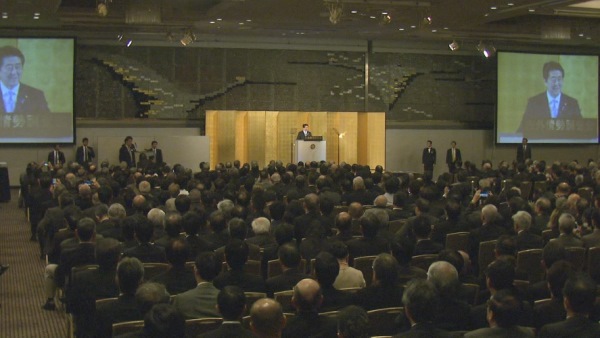 安倍总理在东京都内出席了由国内外形势调查会举办的“全国恳谈会”并发表了演讲。