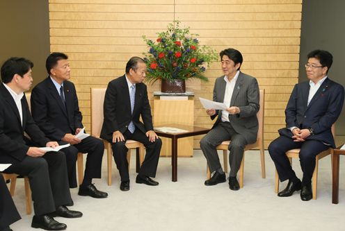 安倍总理在总理大臣官邸接受了关于振兴小笠原的要求。