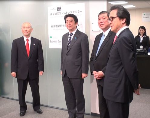 安倍总理出席了在东京都内举行的“东京开业一站式服务中心”开业仪式。