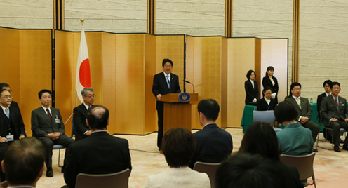 安倍总理在总理大臣官邸出席了“女性绽放光彩先进企业表彰仪式”。