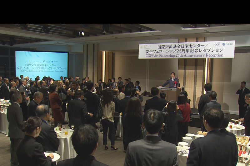 安倍总理出席了在东京都内举行的“国际交流基金会日美中心/安倍奖助金25周年纪念招待会”。