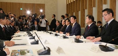 安倍总理在总理大臣官邸出席了第5次为重新讨论新国立竞技场建设计划召开的相关阁僚会议。