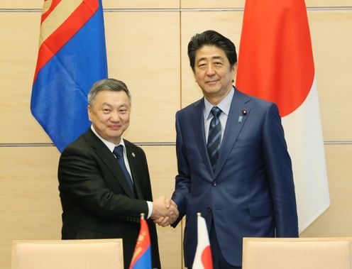 安倍总理在总理大臣官邸与蒙古国国家大呼拉尔主席（议会议长）赞达呼·恩赫包勒德一同出席见证了日本国与蒙古国之间的签字仪式。