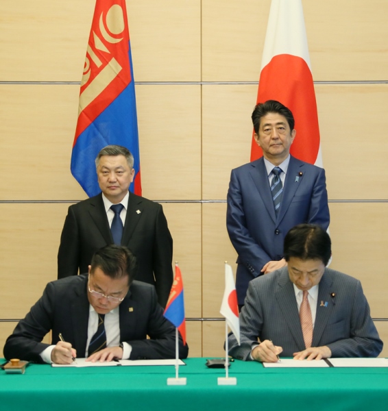安倍总理在总理大臣官邸与蒙古国国家大呼拉尔主席（议会议长）赞达呼·恩赫包勒德一同出席见证了日本国与蒙古国之间的签字仪式。