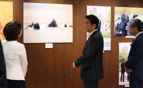 安倍总理访问了在东京都内举行的“想献给世界的日本”摄影大赛摄影展。