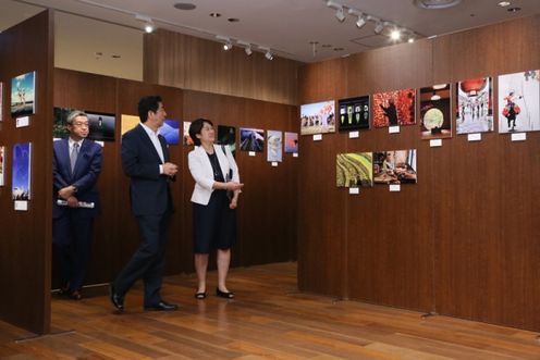 安倍总理访问了在东京都内举行的“想献给世界的日本”摄影大赛摄影展。