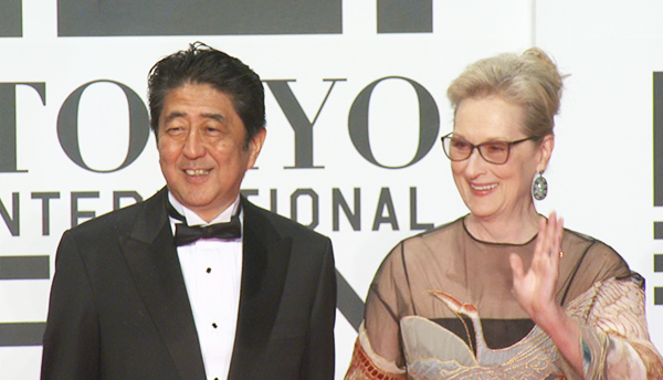 安倍总理出席了在东京都内举行的第29届东京国际电影节开幕式。