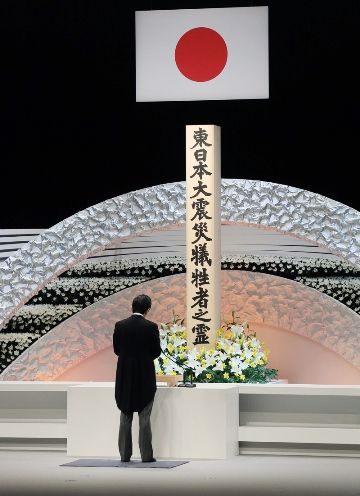 在文仁亲王和王妃两位陛下的莅临之下，安倍总理出席了在东京都内举行的“东日本大地震六周年追悼仪式”。