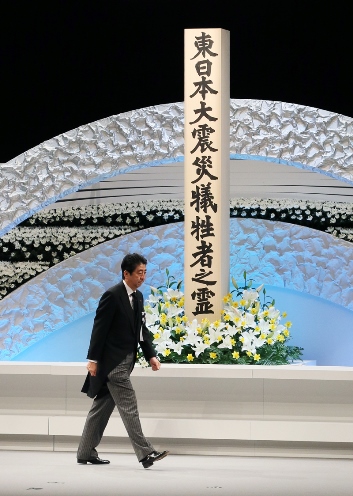在文仁亲王和王妃两位陛下的莅临之下，安倍总理出席了在东京都内举行的“东日本大地震六周年追悼仪式”。