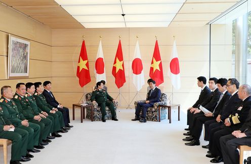 安倍总理在总理大臣官邸接受了越南社会主义共和国国防部长吴春历的拜会。