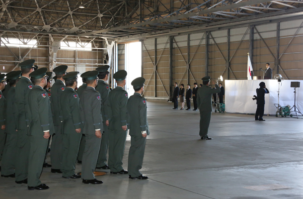 结束自卫队基地的视察后，作为最高负责人发表训示的总理