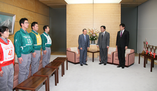 野田总理在总理大臣官邸接见了4名全日本卡车驾驶员大赛优胜者。