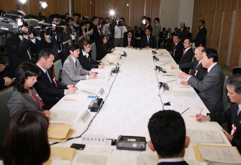 野田总理在总理大臣官邸出席了国家战略会议新领域分科会的首次会议。