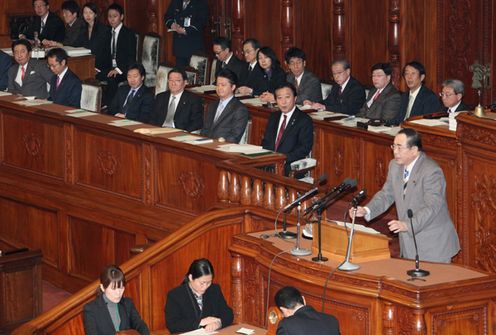 野田总理出席了众议院全体会议。