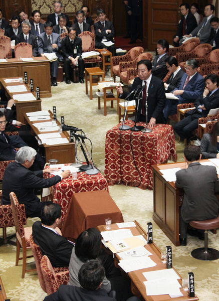 野田总理出席了众议院预算委员会。