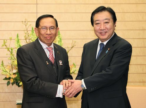 野田总理在总理大臣官邸接见了马来西亚的上议院议长阿布•扎哈尔(Abu Zahar Ujang)。
