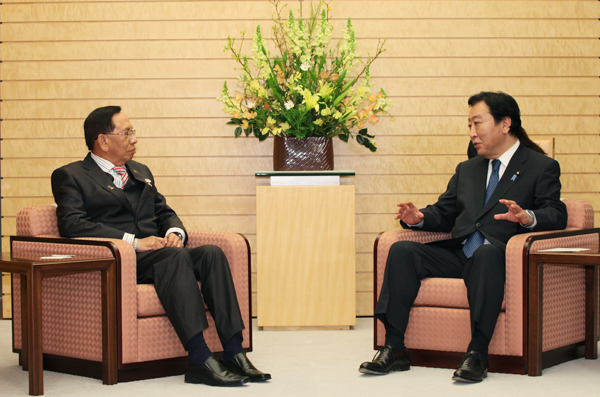 野田总理在总理大臣官邸接见了马来西亚的上议院议长阿布•扎哈尔(Abu Zahar Ujang)。
