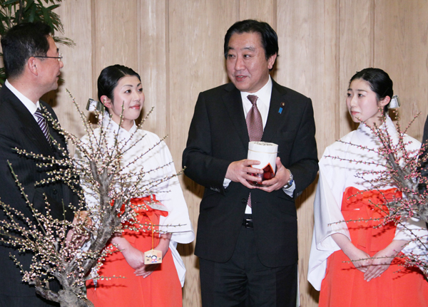野田总理在总理大臣官邸接见了太宰府天满宫“梅花使节”。