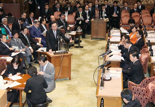 野田总理出席了参议院预算委员会。
