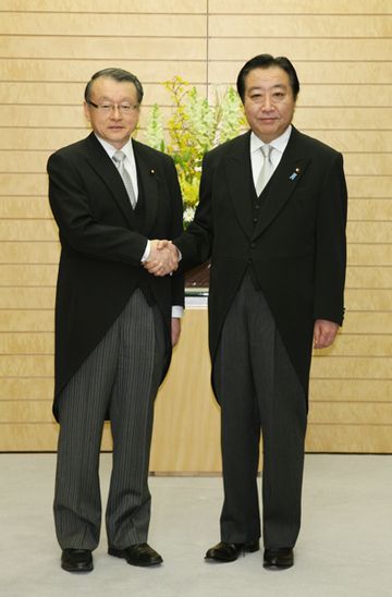 野田总理交付了内阁府特命担当大臣（防灾、“新公共”、少子化对策、男女共同参与）的任命书。