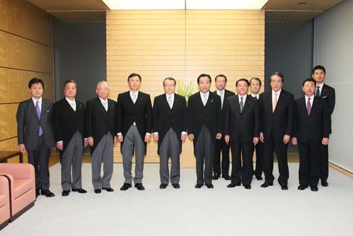 野田总理交付了内阁府特命担当大臣（防灾、“新公共”、少子化对策、男女共同参与）的任命书。