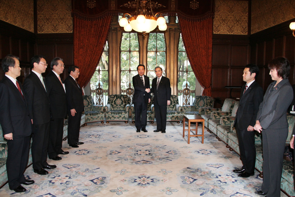 野田总理交付了复兴大臣、复兴大臣政务官的任命书。