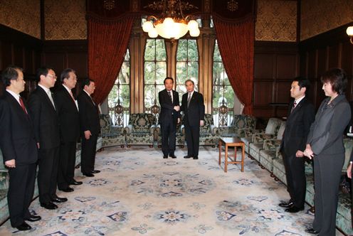 野田总理交付了复兴大臣、复兴大臣政务官的任命书。