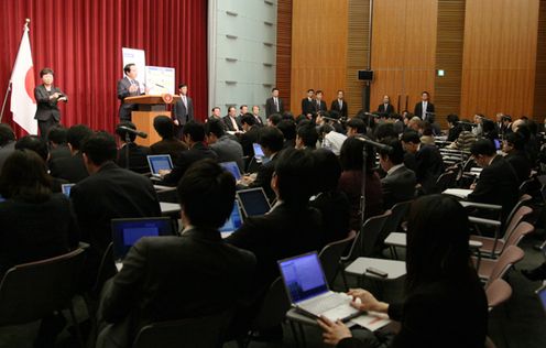 就复兴厅的启动，野田总理在总理大臣官邸举行了记者招待会。