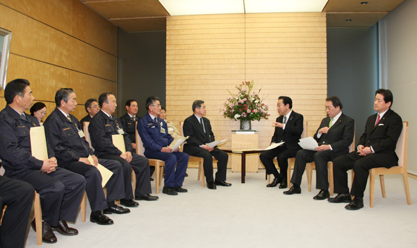 野田总理在总理大臣官邸接受了福岛县饭馆村的菅野典雄村长等的要求。