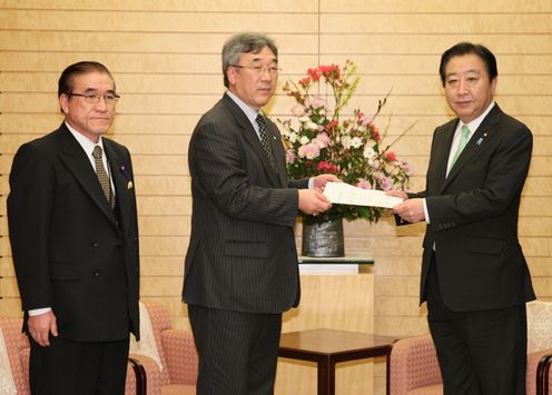 野田总理在总理大臣官邸接受了福岛县川内村的远藤雄幸村长的要求。