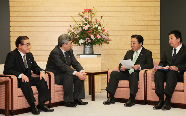 野田总理在总理大臣官邸接受了福岛县川内村的远藤雄幸村长的要求。