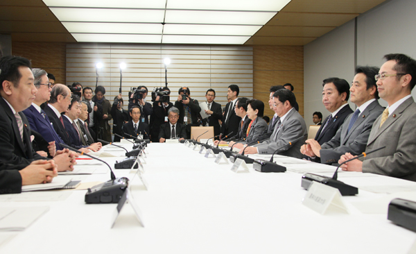 野田总理出席了在总理大臣官邸召开的有关月度经济报告等的相关阁僚会议。