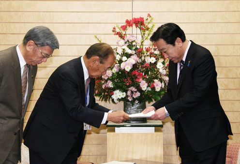 野田总理在总理大臣官邸接受了冲绳县促进军用地转用与基地问题协议会的请求。