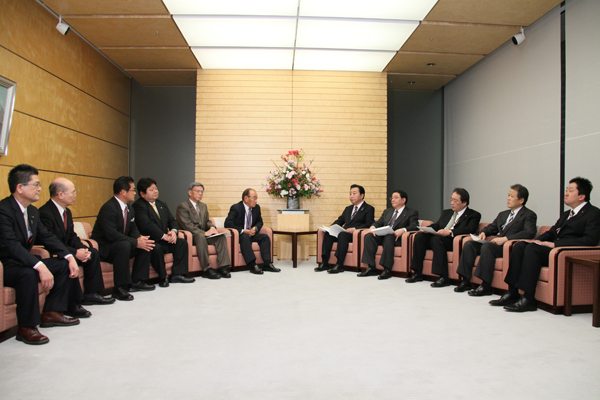 野田总理在总理大臣官邸接受了冲绳县促进军用地转用与基地问题协议会的请求。