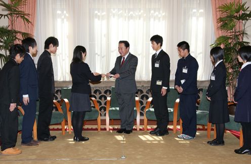 野田总理在总理大臣公邸接见了东北六县高中生。