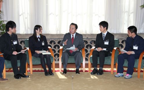 野田总理在总理大臣公邸接见了东北六县高中生。