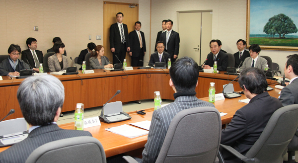 野田总理出席了在内阁府本府召开的睿智之新领域部会。