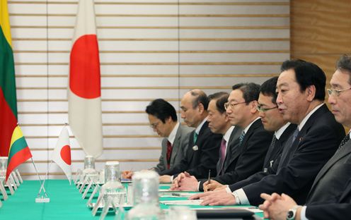 野田总理在总理大臣官邸与立陶宛共和国安德留斯•库比留斯总理进行了会谈。