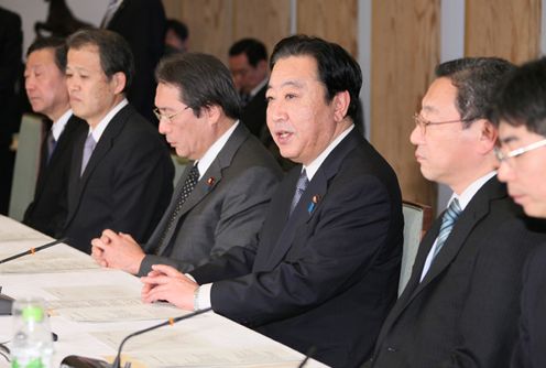 野田总理在总理大臣官邸出席了第二届“野口英世非洲奖”委员会。