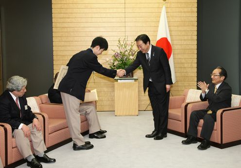 野田总理在总理大臣官邸接见了2011年第八届国际展能节金牌获得者。