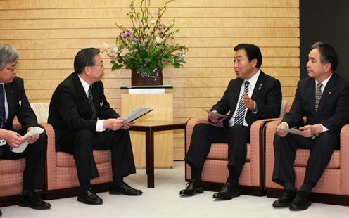 野田总理在总理大臣官邸会见了福岛县知事佐藤雄平。