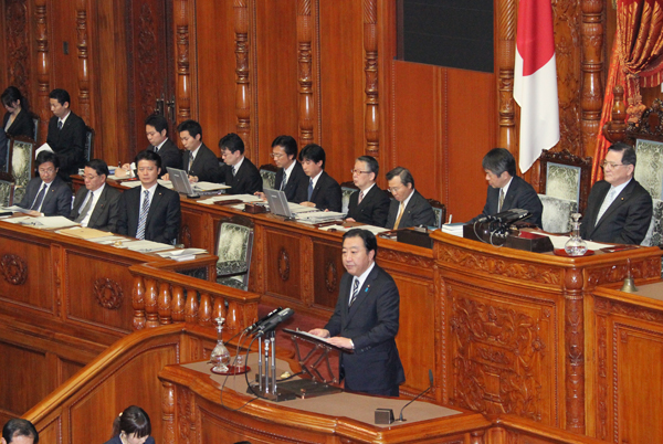野田总理出席了参议院全体会议。