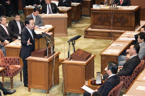 野田总理在国家基本政策委员会两院联合审查会上，与自由民主党的谷垣祯一总裁及公明党的山口那津男代表进行了党首讨论。
